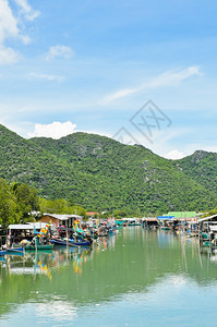 罗伊钓鱼云泰国浮游渔村图片