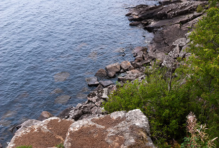 岩海和小浪在石上碰撞从海岸高度的景色看出来天空海岸线场景图片
