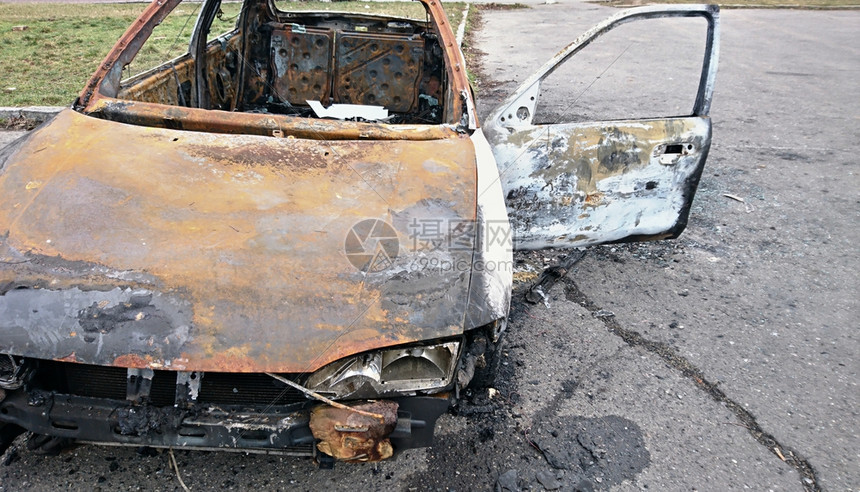 老的在街上被废弃生锈汽车烧毁燃犯罪图片