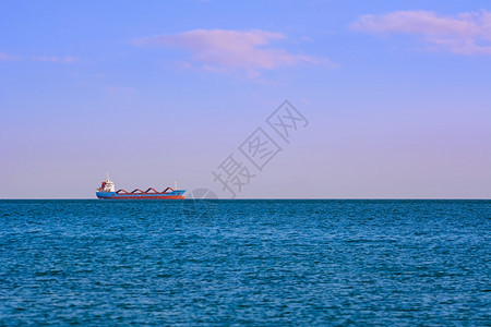 黑海上货船的海中一般的水平图片