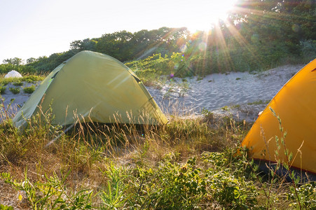 户外海滩上的旅游帐篷日出露营野海滩上的旅游帐篷假期风景优美图片