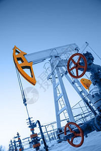 机器油田石和天然气概念中的油泵插头和井喷口架原图片