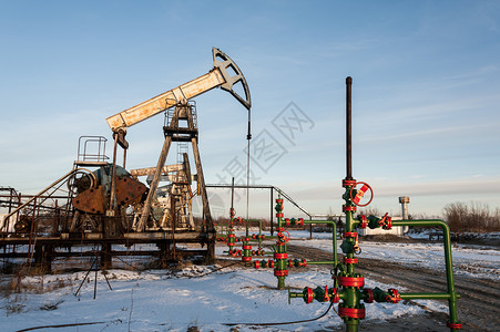 供应行业管道油田石和天然气概念中的油泵插头和井喷口图片