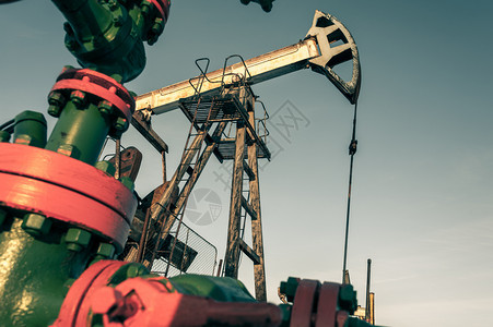 油田石和天然气概念中的油泵插头和井喷口架炼厂萃取图片