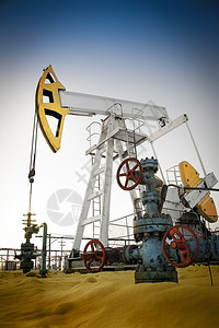 油田石和天然气概念中的油泵插头和井喷口管道巴斯塔工业的图片