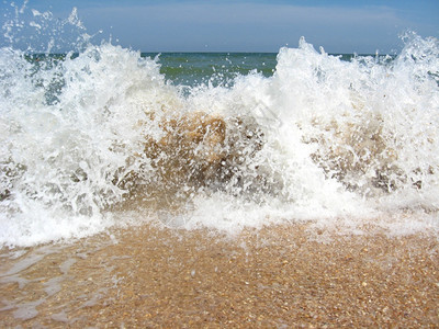 全景海滨沙滩上的洋波浪泡沫图片