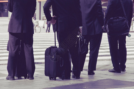 日本东京商人们等待过街的到来男人包车图片