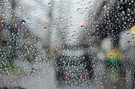 抽象的在雨中驱车滴拖拉果酱背景模糊窗户湿的图片