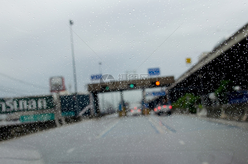 窗户自然玻璃在雨中驱车的滴拖拉果酱背景模糊图片