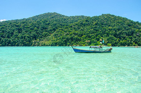 夏天蓝色的海滩泰国素林岛上长尾观光旅游船图片