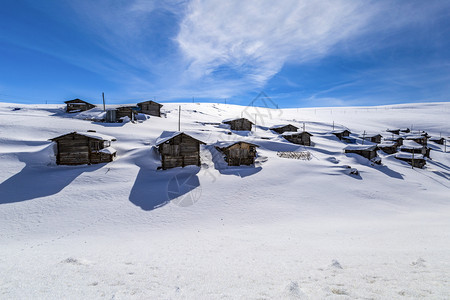 小屋风景优美高地房屋和雪中多云的天空景观图片