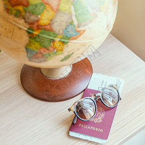 目的地环球太阳眼镜机票飞和木制桌式思想上的护照摄影旅游探险世界各地旅行照片桌子图片