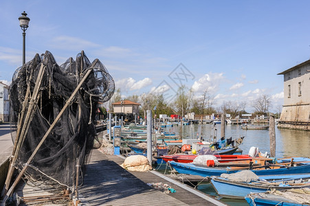 软木烘干码头上的渔网底是船的网行业图片