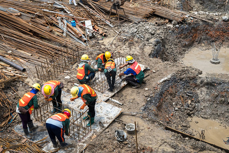 家建筑学工人在公寓楼建设区工作在曼谷泰国5月1日208年5月日黄色的图片