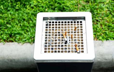 香烟在吸区的灰缸里的头在吸区不锈钢者草垃圾图片