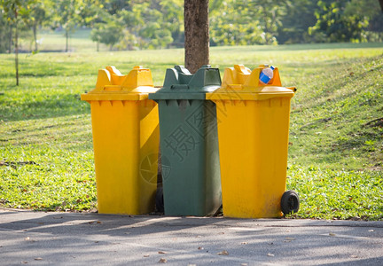 象征在公园回收垃圾箱环境打扫图片