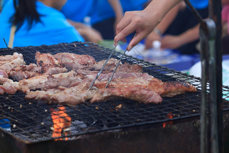 假期国内的人们在炉子上烤猪肉火图片