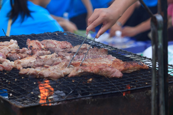 假期国内的人们在炉子上烤猪肉火图片