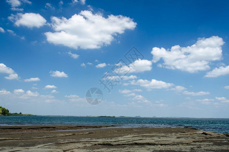 夏天海云和蓝空的风景地平线橙图片