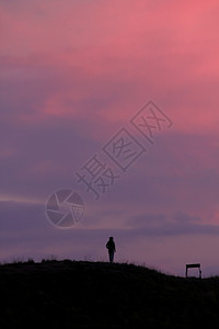 男天空夏一位站在山顶的年轻女子休眠图片
