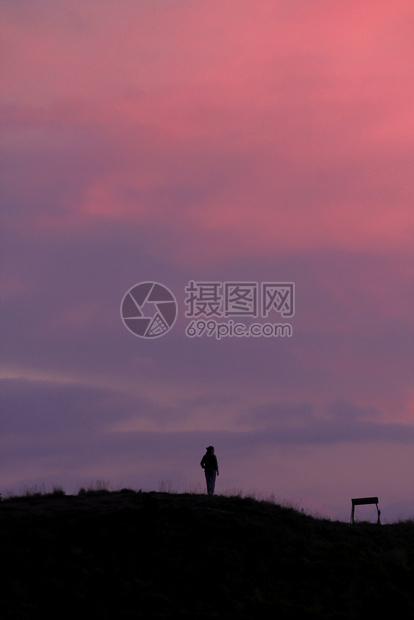 男天空夏一位站在山顶的年轻女子休眠图片