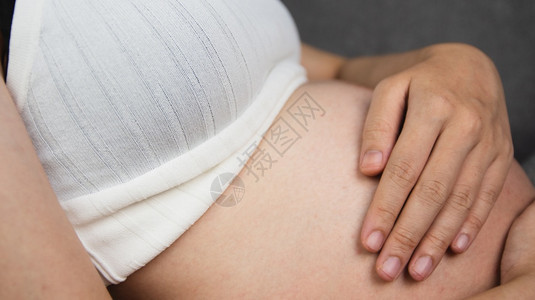 孕期妇的胃部婴儿关心人类图片