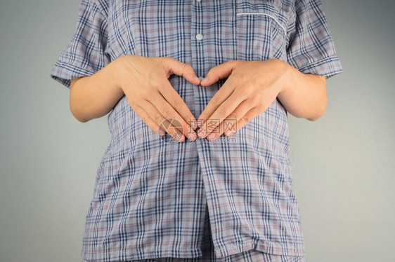 孕期妇的胃部关心木乃伊挲图片