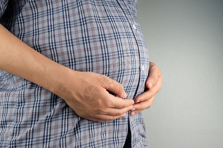 家庭吸引人的孕期妇胃部保持图片