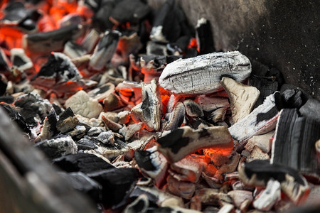 烧烤时热的木炭制闪亮力量图片