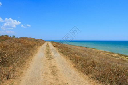 海岸美丽的泥土路与天堂在海边岛蓝色的图片