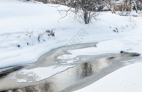 下雪的荒野寒冷冬天公园里冰冻的河水图片