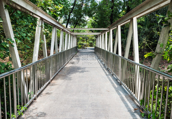 支持撑城市公园之间连接的旧钢桥城市图片