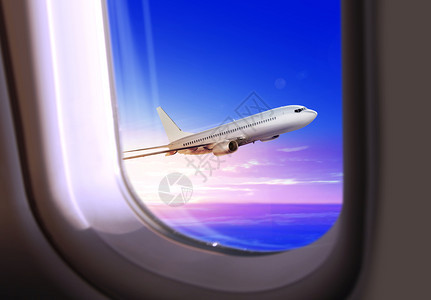 涡轮商业飞机在空中翔从机的窗口观看条航班图片