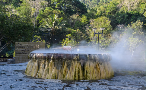 在泰国拉农Raksawarin公共园的Raksawarin温泉水池自然的温度约为65摄氏岩石蒸汽喷泉图片