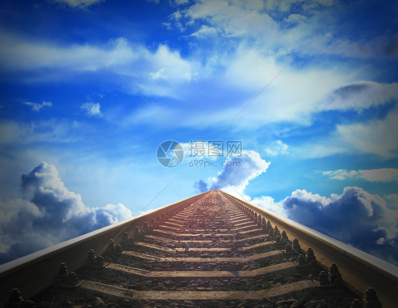追踪天气铁路横冲直撞的蓝云天空风景铁路横冲直撞的蓝色云天空风景方向图片