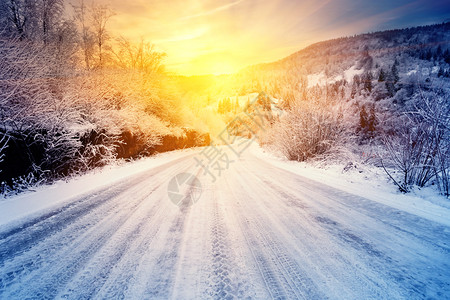 移动冻结通往冬季山脉日落的道路冬季风景渴望的概念和托宁路到冬山日落之道的动向冬季山日落之道旅行图片