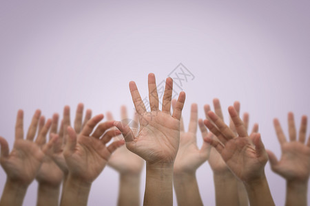 提供手臂参与一群人举起双手高着粉红色背景概念业务图片