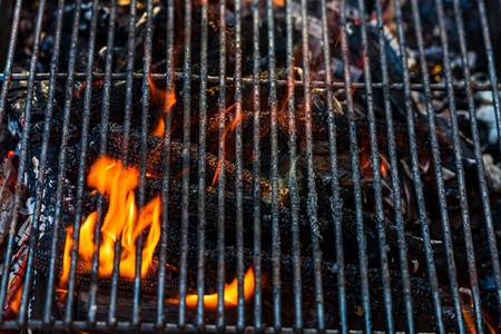 明亮的清空热炭烧烤炉配有明火烧烤炉户外烹饪食物热的空图片