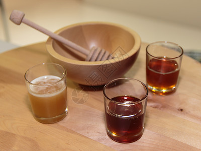 Glass和Wooden蜂蜜晚宴和碗里的蜂蜜分布类型糖黄色的闪亮图片