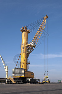 在西班牙港口的重型起机黄色的日落船厂图片