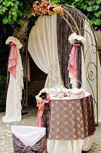 阳光椅子外门婚前拱桌子在葡萄酒下仪式图片