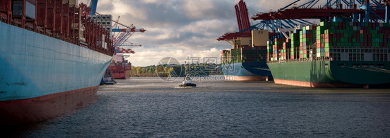 阳光工业的货运汉堡集装箱码头的全景Haburg图片
