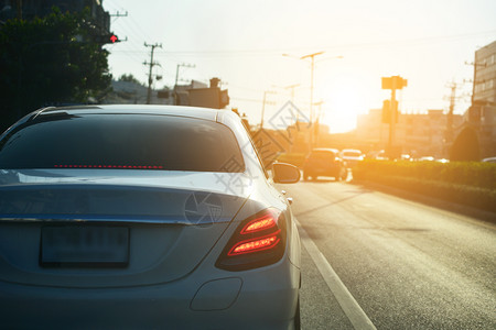 奔波在路上蓝色的旅行开车在路上驶玻璃设计图片