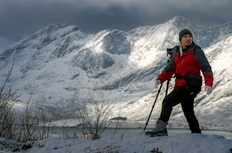 远足美丽的山丘雪和摄影师与相机勇敢摄影师天空图片