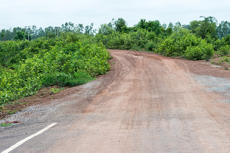 天空泰国农村通向碎石路的沥青尽头泰国农村污垢红色的图片