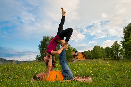 锻炼福利山上具有男质的Acroyoga女孩特技图片