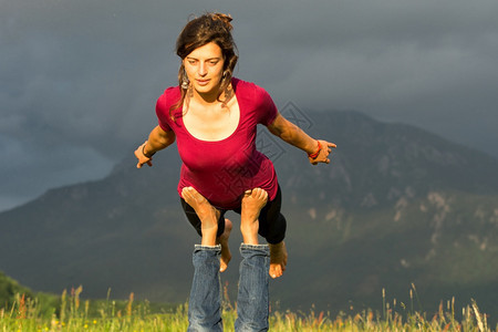 治疗行动山上具有男质的Acroyoga女孩健康图片