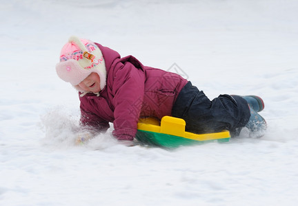在雪橇上玩耍的孩子图片
