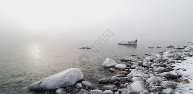 薄雾来自挪威峡湾的冬季风景仙境冻结图片