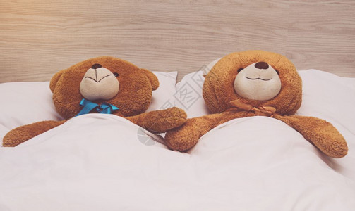 舒适床单疾病泰迪熊躺在床上图片